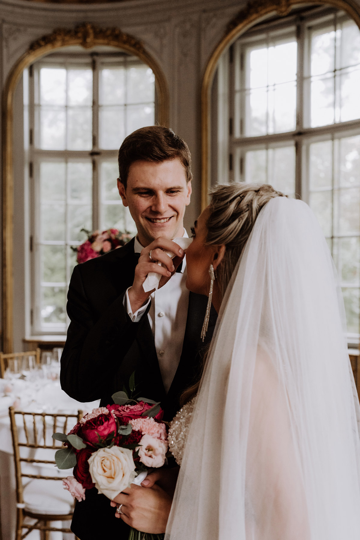 Bräutigam tupft Tränen der Braut weg auf Patrick Hellmann Schlosshotel Grunewald Hochzeit