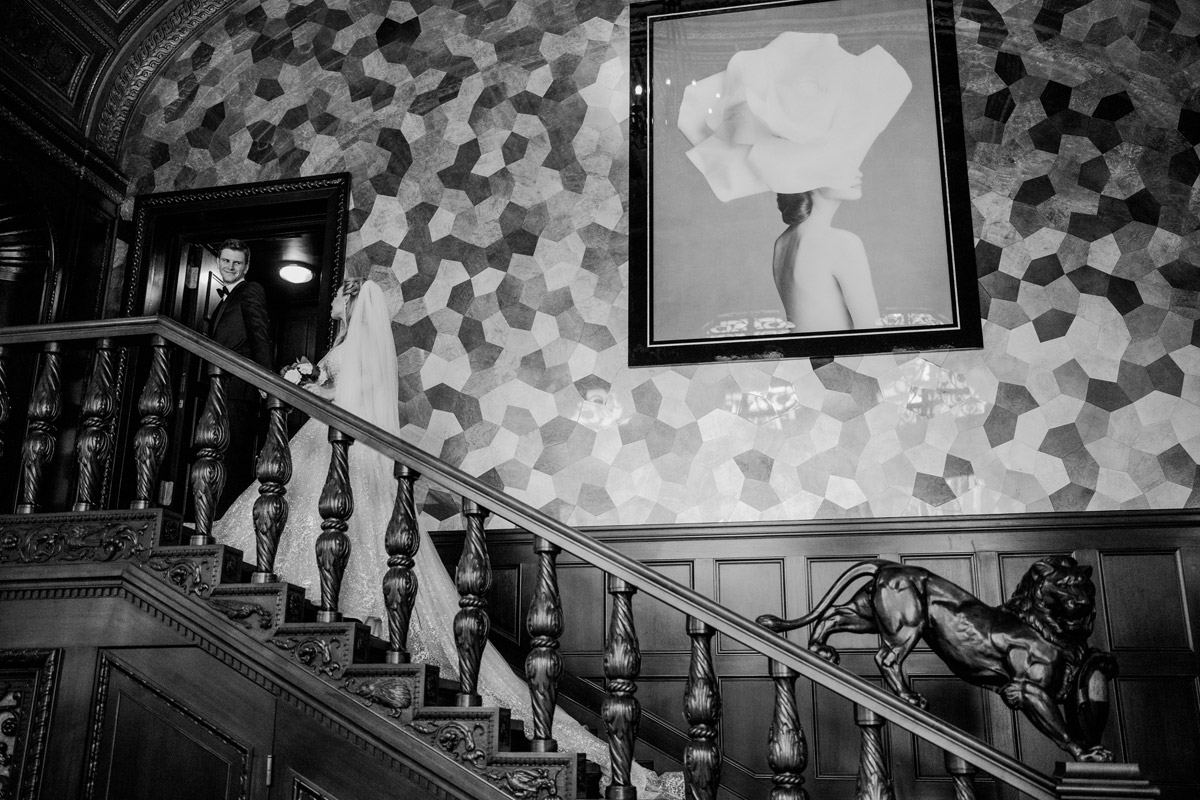 Idee Hochzeitsfoto Brautpaar auf Treppe - Hochzeitsvideos aus Berlin von Schlosshochzeit im Patrick Hellmann Schlosshotel Grunewald #hochzeitslicht Hochzeitsvideograf © www.hochzeitslicht.de