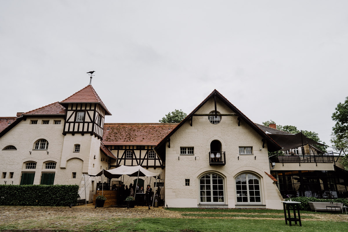 Galaxy Celestial Wedding: himmlische Hochzeit in Hochzeitslocation Potsdam am Wasser Remise am See mit Mond und Sternen in Farben Blau, Violett und Gold - mehr im Hochzeitsblog von Hochzeitsfotograf © www.hochzeitslicht.de #hochzeitslicht