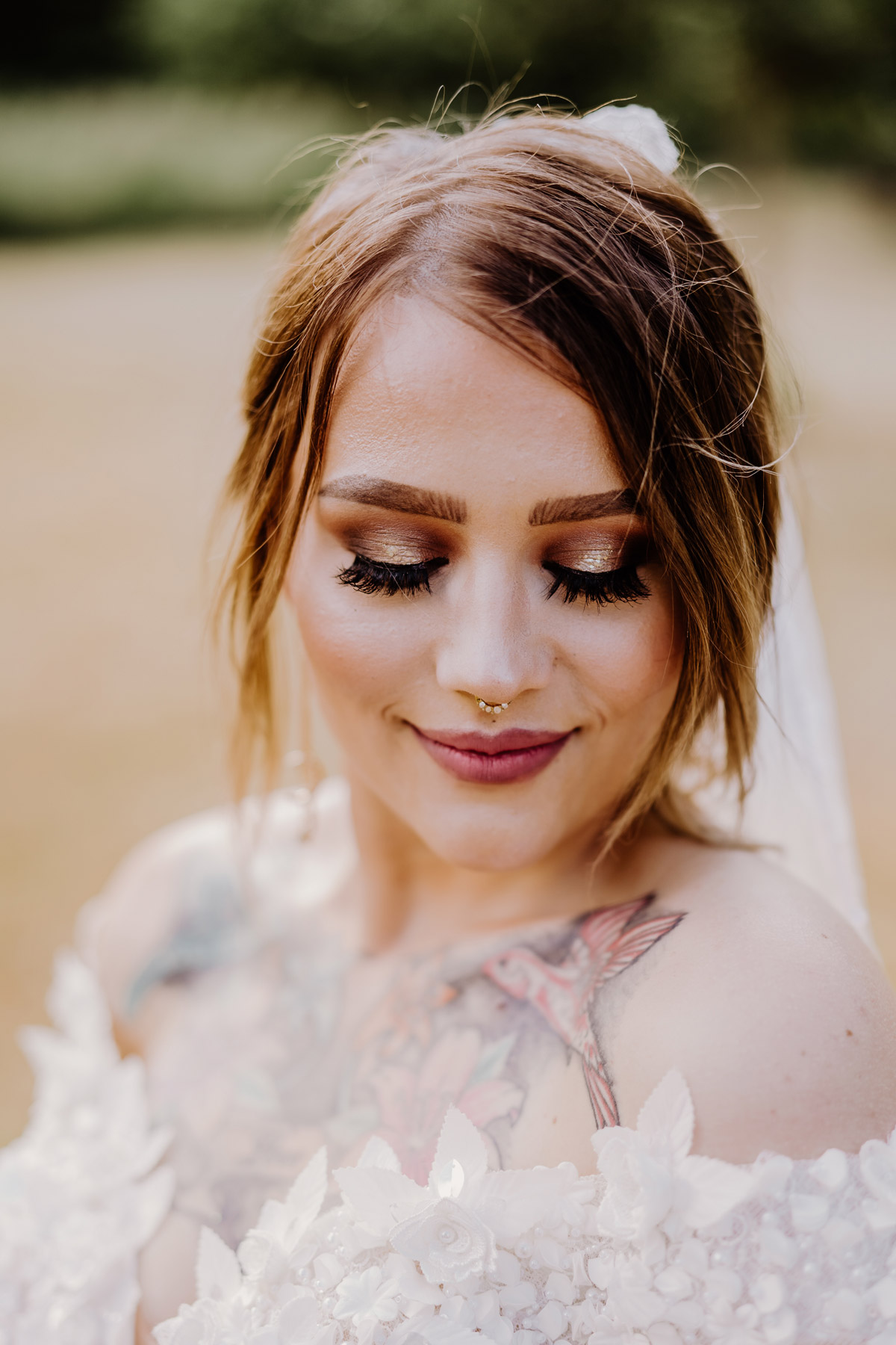 Braut mit Glitzer Make-Up und Tattoos: Celestial Galaxy Bride - als Berliner Hochzeitsfotografen sehen wir an echten Bräuten die verschiedensten Trends. Finde mehr Hochzeitsfotografien bei © www.hochzeitslicht.de #hochzeitslicht