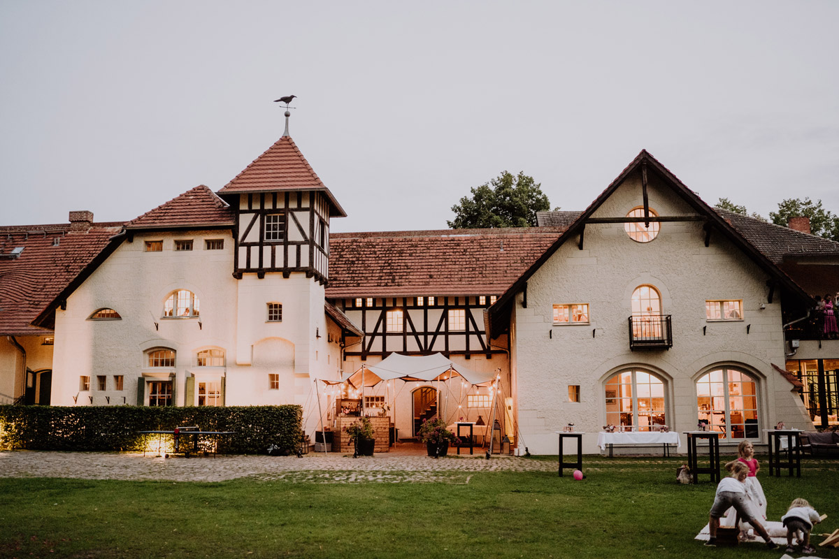 Hochzeitslocation Potsdam am Wasser: Remise am See vintage Hochzeit mit Kindern von Hochzeitsfotograf Berlin © www.hochzeitslicht.de #hochzeitslicht