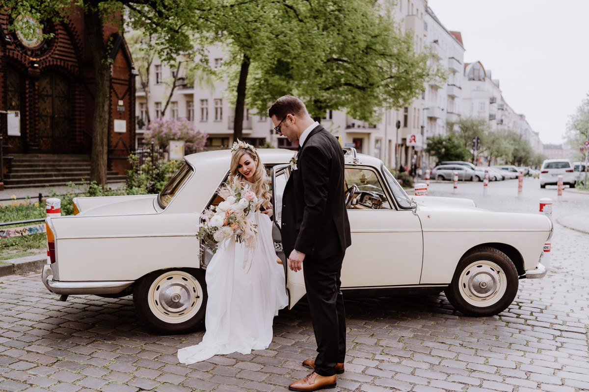 Boho Hochzeit mit Oldtimer Taxi Berlin