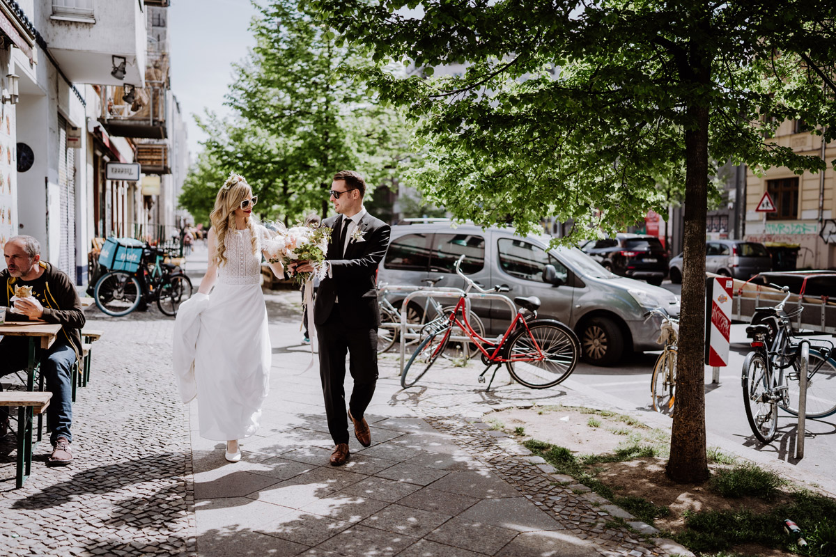 Standesamt Hochzeit Fotoshooting urban auf dem Fußgängerweg