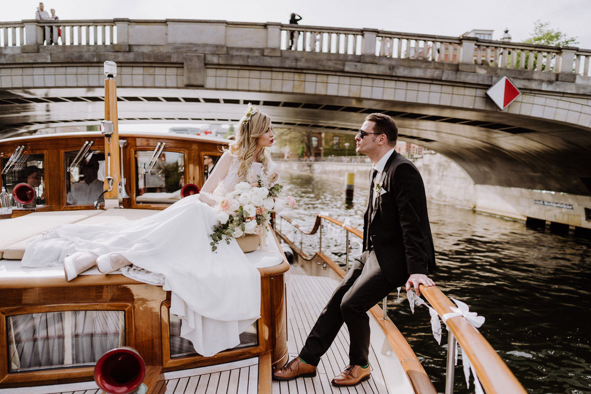 Boot Hochzeit in Berlin mit Brautpaar auf Fitz Gerald Yacht