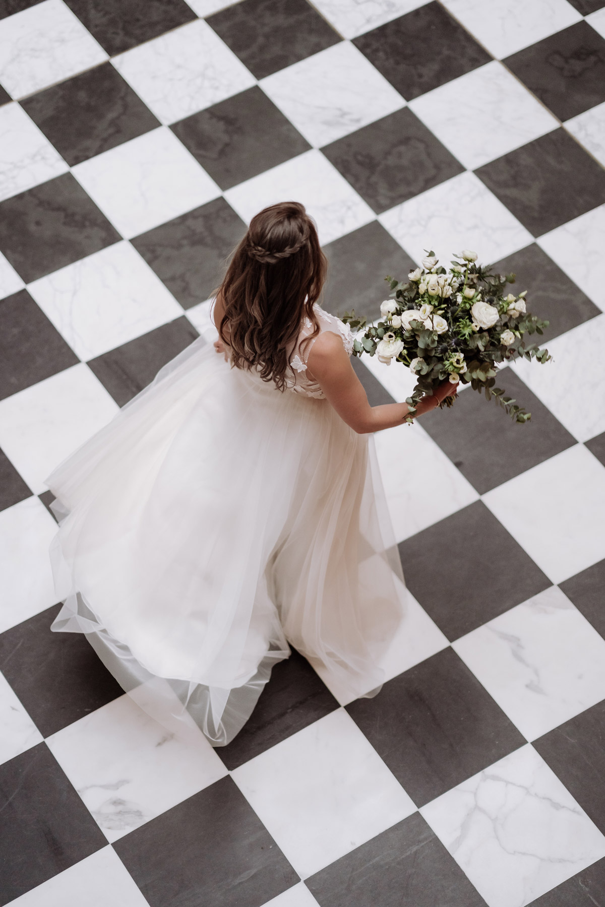 Bridal Fashion Fotoshooting auf echter Hochzeit: Im Luxushotel Adlon Kempinski konnte sich Braut Regine vor ihrer standesamtlichen Hochzeit in Berlin auch von oben mit ihrem boho Winter Brautstrauß für die Ewigkeit kunstvoll ablichten lassen. Mehr Fotos im Blog. © www.hochzeitslicht.de #hochzeitslicht