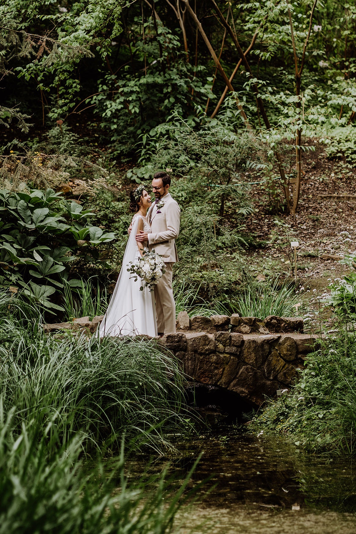 Standesamt Hochzeitsfotografin Berlin im Botanischen Garten zeigt Hochzeits-Fotoshooting mit Paar im Wald bzw. Park