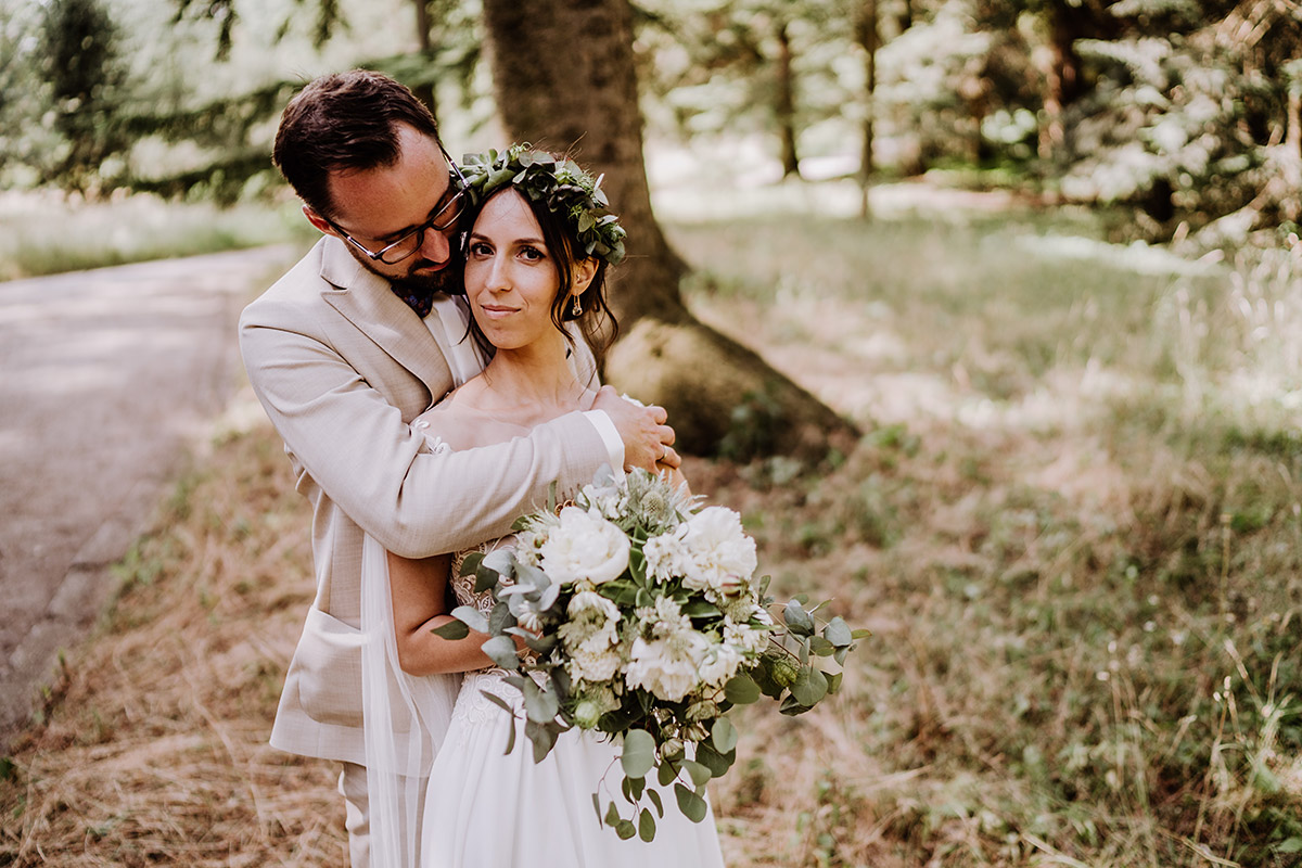 Bräutigam steht hinter Braut nach Standesamt Botanischen Garten Hochzeit