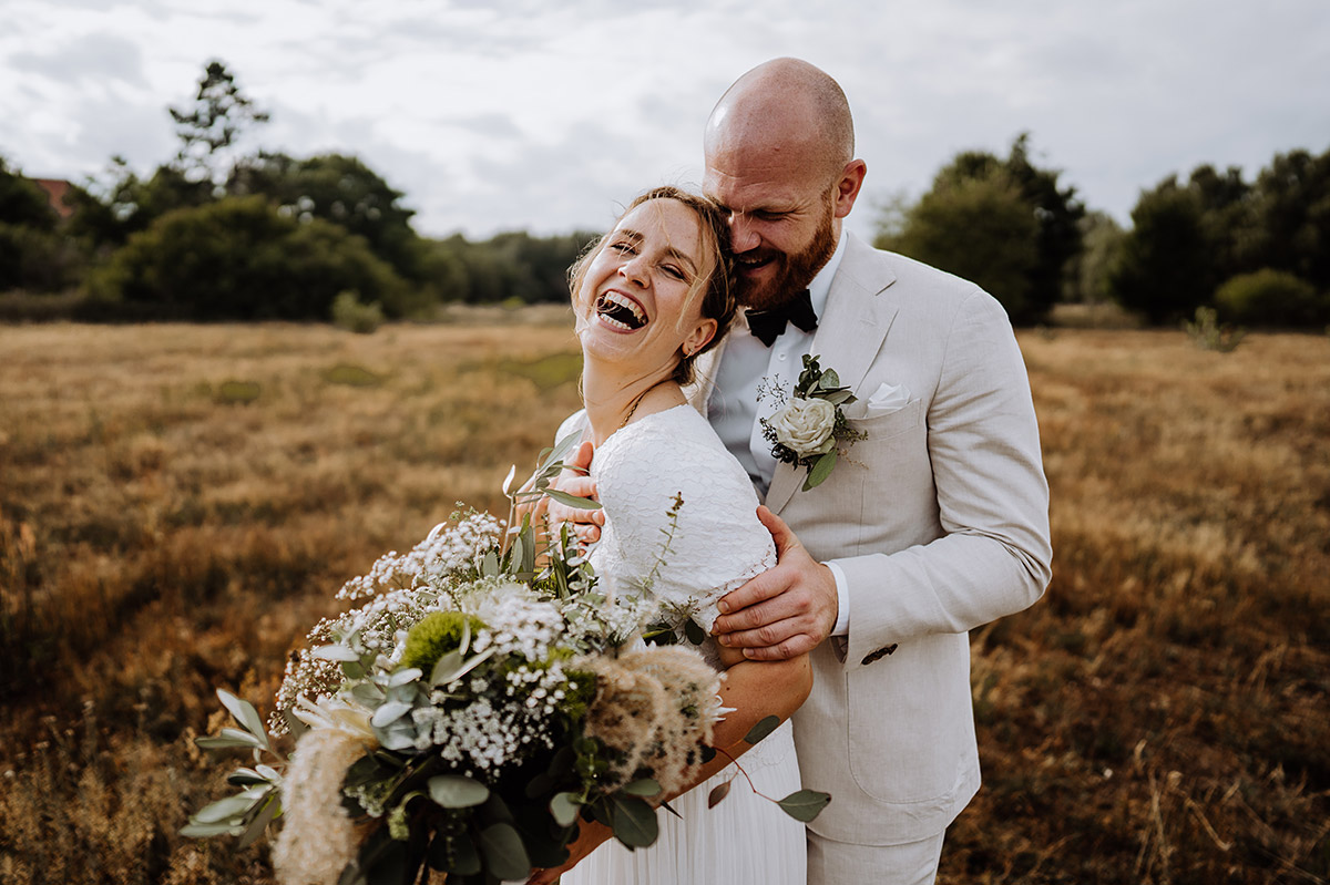 Tipp natürlich Posieren Hochzeitsfotos - Hochzeitsvideo und Hochzeitsfotos von Gut Wendgräben Scheune Hochzeitslocation in Brandenburg. Im Sommer mit Kind heiraten und trotzdem bis in die Puppen tanzen. - Sehe mehr von der Boho Hochzeitsreportage im Blog von Hochzeitsfotografin aus Berlin © www.hochzeitslicht.de #hochzeitslicht