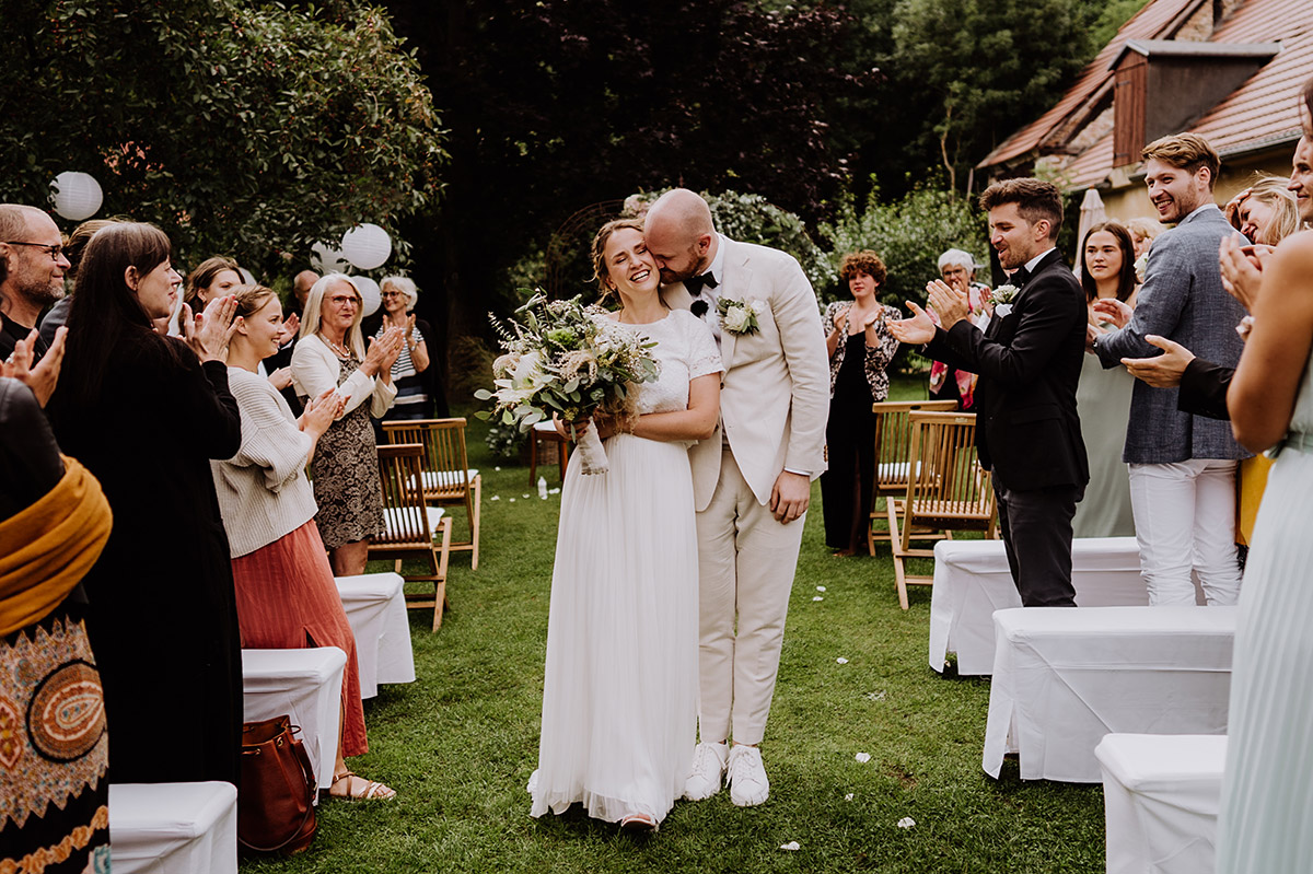 Bräutigam küsst Braut nach Trauung - Gut Wendgräben Hochzeit