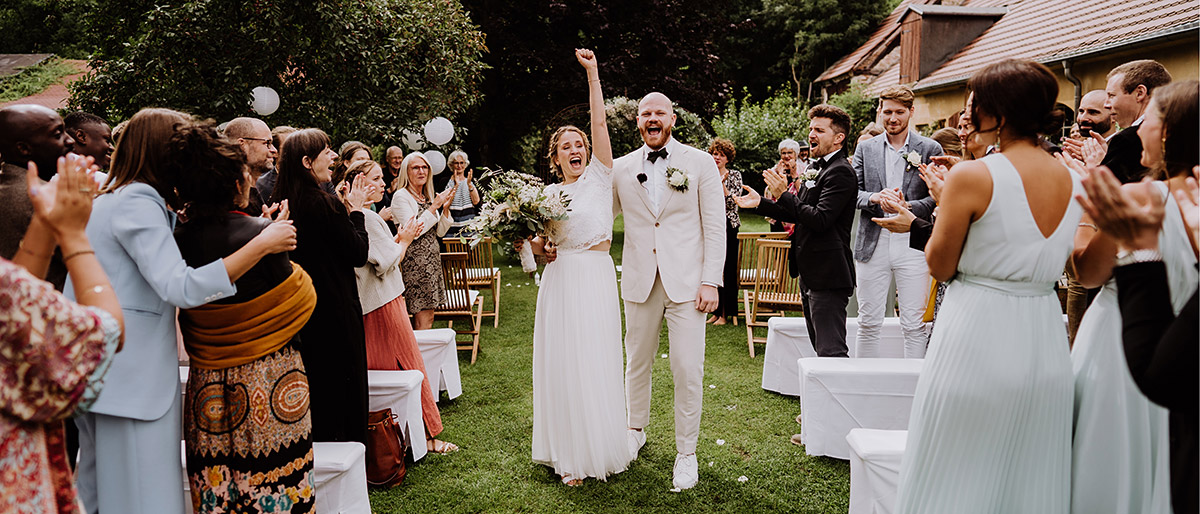 jubelndes Hochzeitspaar nach freier Trauung - Gut Wendgräben Hochzeit