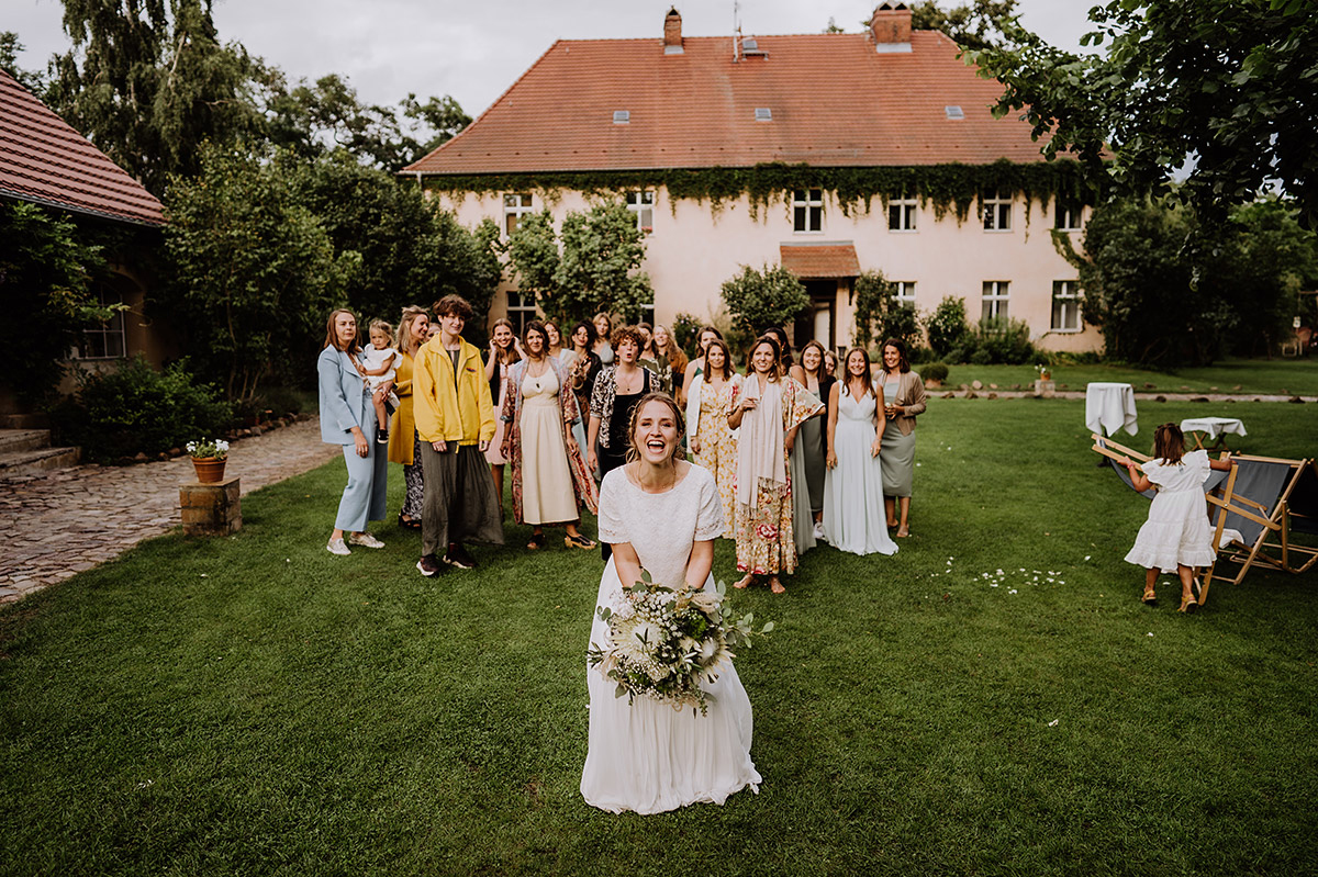 Brautstraußwerfen im Garten von Gut Wendgräben Hochzeit