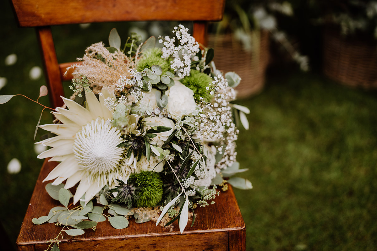 Brautstrauß Bohohochzeit Sommerhochzeit weiß creme grün mit Protea und Eukalyptus - Gut Wendgräben Hochzeit in Boho Scheune
