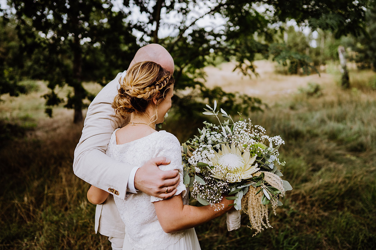 Hochzeitsfoto Brautpaar von Seite - Gut Wendgräben Hochzeit in Boho Scheune