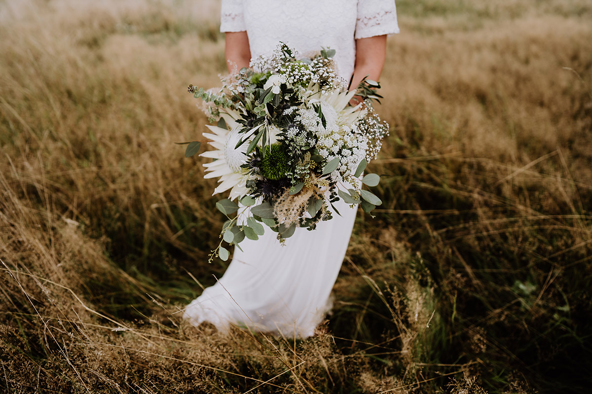 Boho Brautstrauß Sommerhochzeit gelbe Protea Eukalyptus - Gut Wendgräben Hochzeit in Boho Scheune