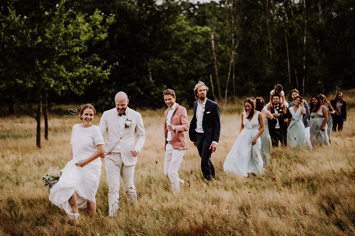 Idee Gruppenfoto Brautpaar und Gäste in einer Reihe auf Feld von Gut Wendgräben