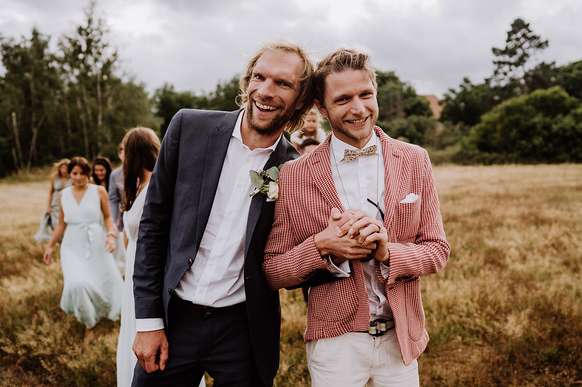 Idee Gruppenfoto Gäste gehen hintereinander - Gut Wendgräben Hochzeit