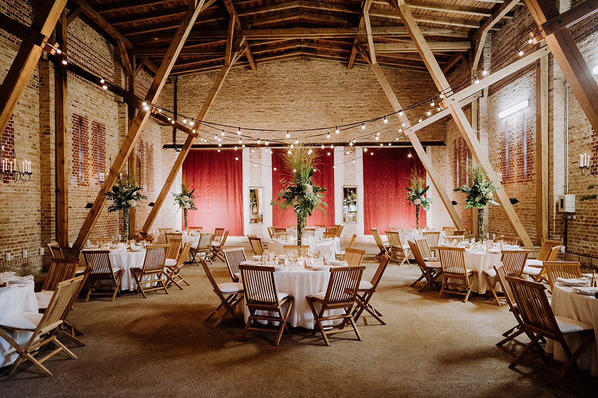 Scheunenhochzeit Brandenburg - Hochzeitsvideo und Hochzeitsfotos von Gut Wendgräben Scheune Hochzeitslocation in Brandenburg. Im Sommer mit Kind heiraten und trotzdem bis in die Puppen tanzen. - Sehe mehr von der Boho Hochzeitsreportage im Blog von Hochzeitsfotografin aus Berlin © www.hochzeitslicht.de #hochzeitslicht