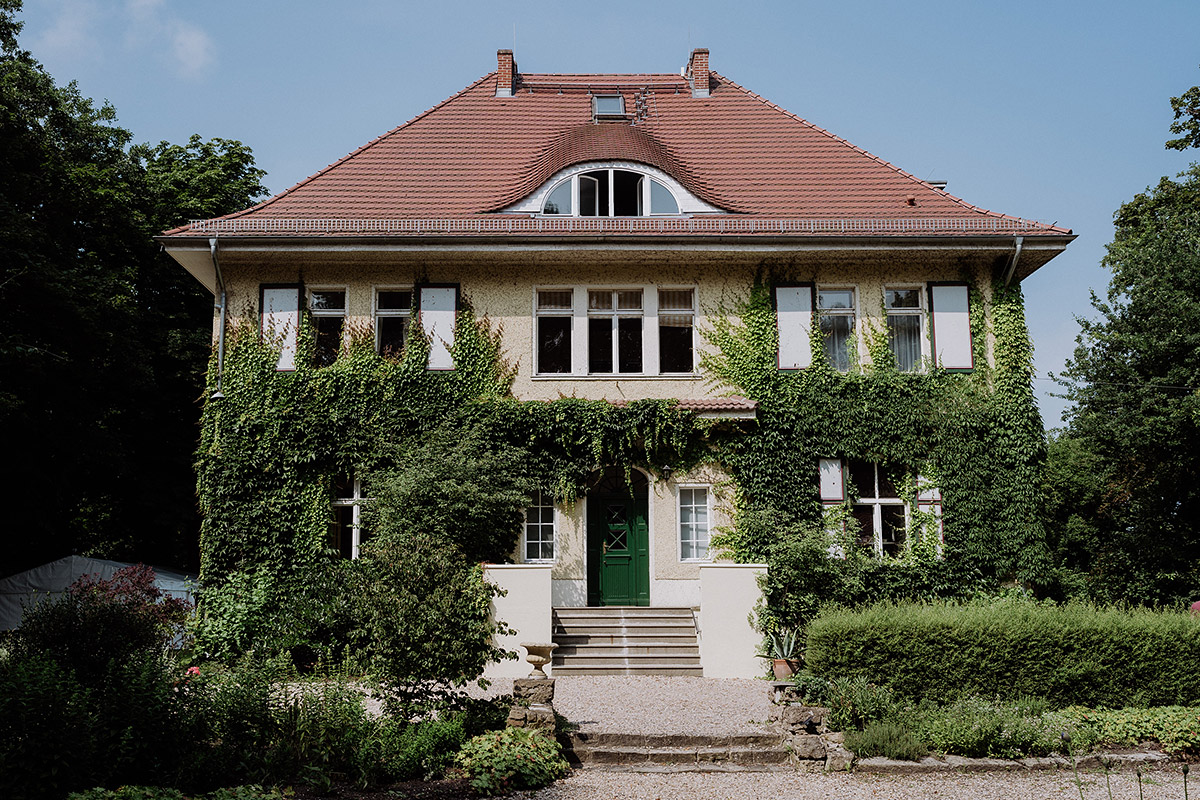 Gut Schloss Golm Hochzeit Potsdam - Hochzeitsfotografin aus Berlin auf eleganter Gartenhochzeit in Hochzeitslocation Potsdam am Wasser im Gut Schloss Golm während Corona Pandemie © www.hochzeitslicht.de #hochzeitslicht