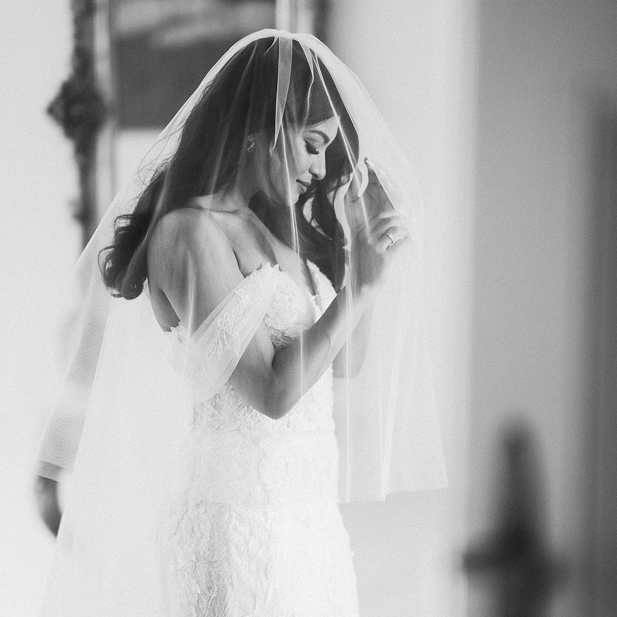 Must Have Hochzeitsfoto Braut mit Pronovias Schleier: Ein natürliches Braut Posing entsteht aus ganz kleinen Bewegungen heraus, z.B. in diesem Fotoshooting streicht die Braut ihren Schleier von innen glatt. Mehr Ideen im Blog von Hochzeitsfotograf aus Berlin in Potsdam © www.hochzeitslicht.de #hochzeitslicht