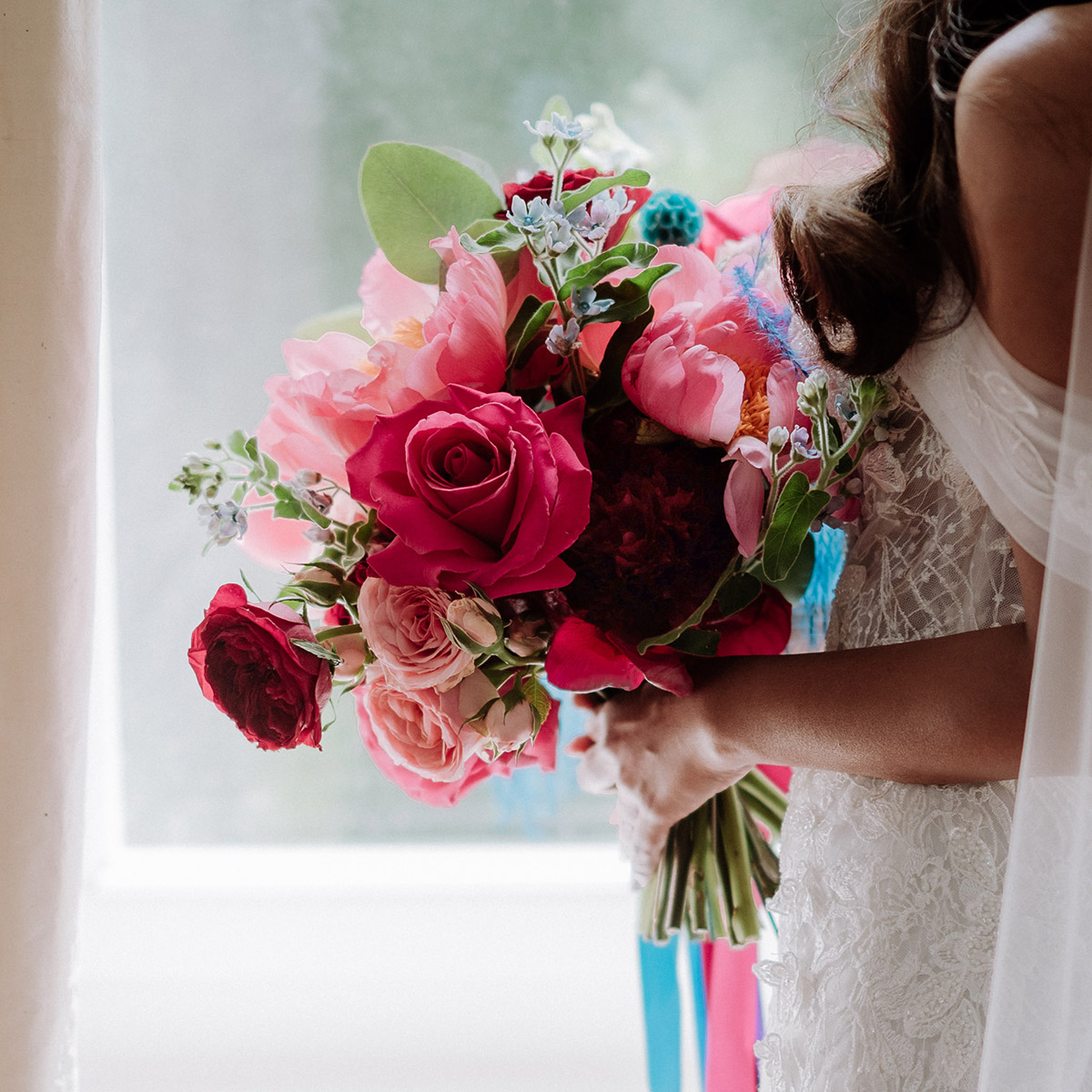 Sommer Brautstrauß mit pinken Pfingstrosen und Rosen und blauen Akzenten - unsere Hochzeitsfotografin aus Berlin zeigt die Hochzeit in Potsdam am Wasser im Blog © www.hochzeitslicht.de #hochzeitslicht