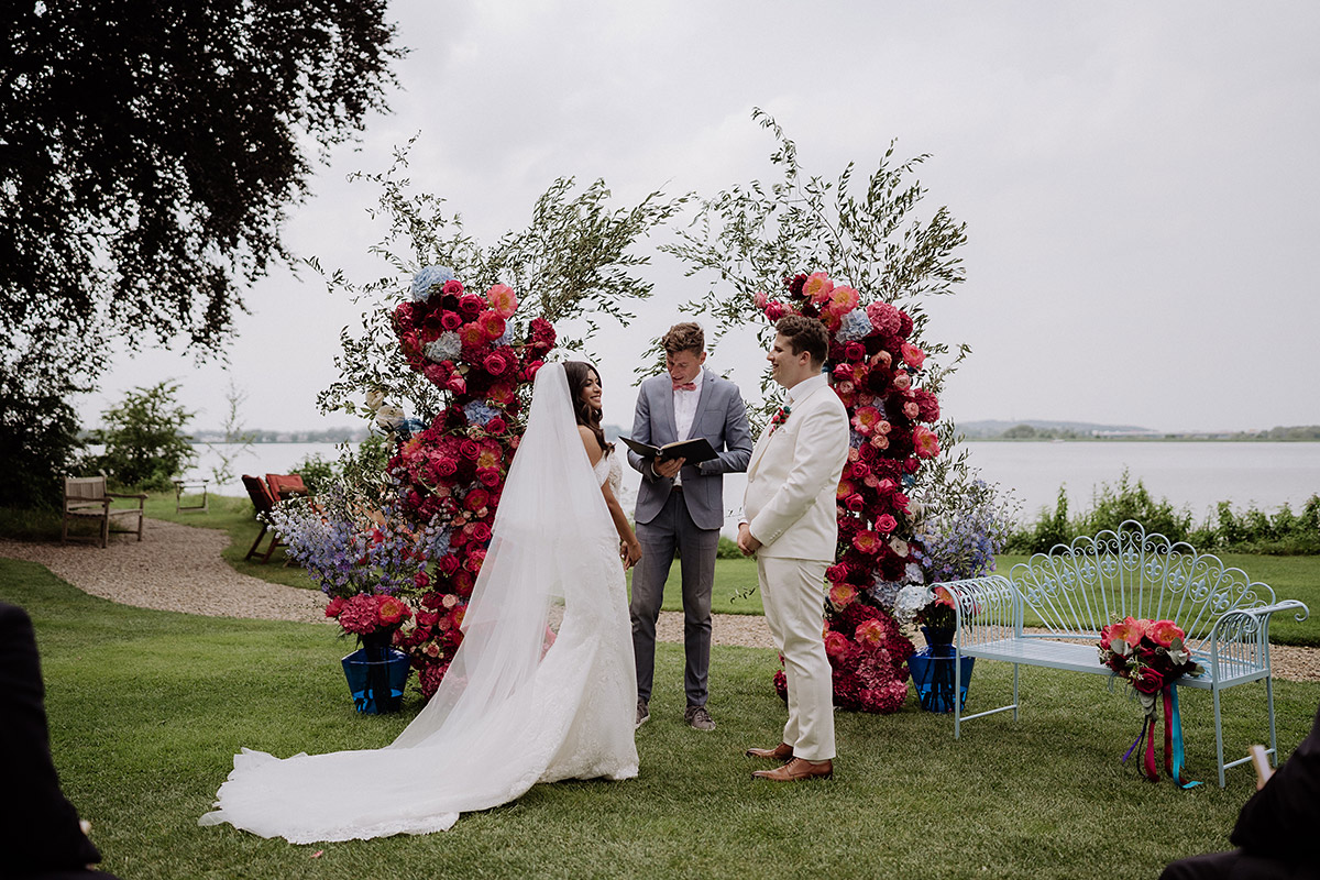 freie Trauung draußen - Hochzeitsfotografin aus Berlin auf eleganter Gartenhochzeit in Hochzeitslocation Potsdam am Wasser im Gut Schloss Golm während Corona Pandemie © www.hochzeitslicht.de #hochzeitslicht