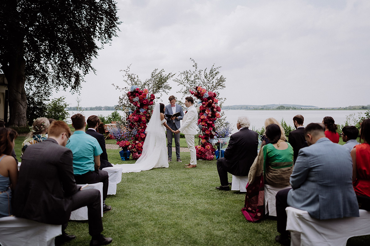 freie Trauung am Wasser - Hochzeitsfotografin aus Berlin auf eleganter Gartenhochzeit in Hochzeitslocation Potsdam am Wasser im Gut Schloss Golm während Corona Pandemie © www.hochzeitslicht.de #hochzeitslicht