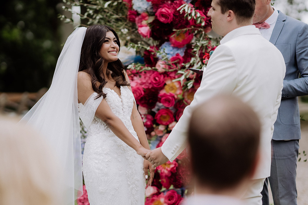 strahlende Braut bei freier Trauung - Hochzeitsfotografin aus Berlin auf eleganter Gartenhochzeit in Hochzeitslocation Potsdam am Wasser im Gut Schloss Golm während Corona Pandemie © www.hochzeitslicht.de #hochzeitslicht