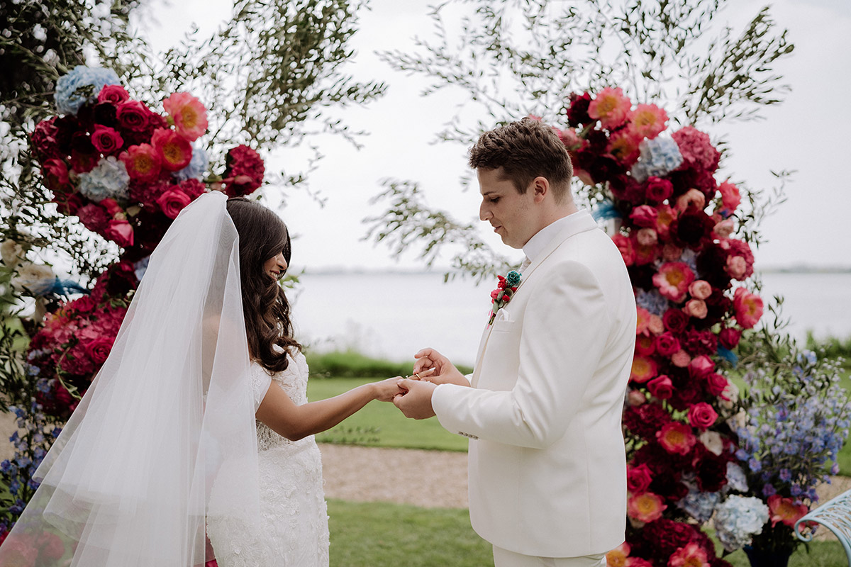 Hochzeitsfoto Ringtausch freie Trauung am Wasser - Hochzeitsfotografin aus Berlin auf eleganter Gartenhochzeit in Hochzeitslocation Potsdam am Wasser im Gut Schloss Golm während Corona Pandemie © www.hochzeitslicht.de #hochzeitslicht