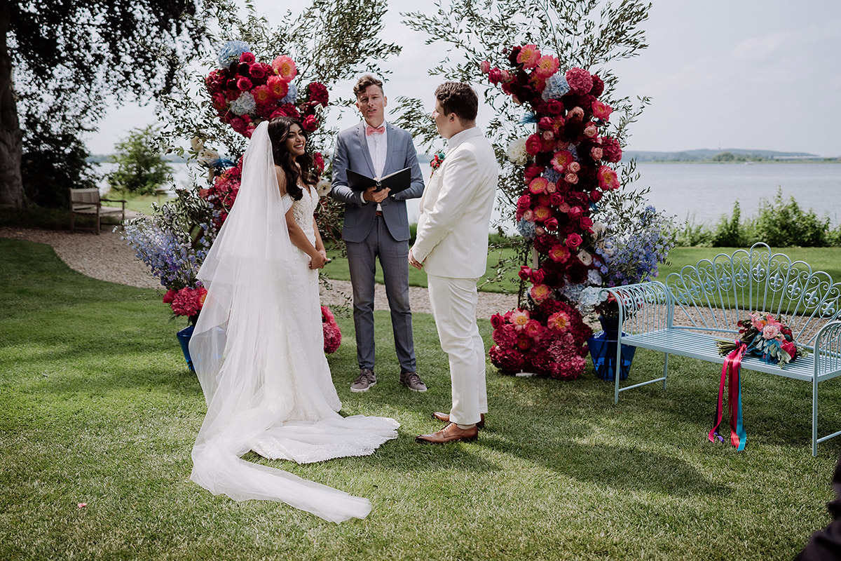 Heiraten am Wasser - Hochzeitsfotografin aus Berlin auf eleganter Gartenhochzeit in Hochzeitslocation Potsdam am Wasser im Gut Schloss Golm während Corona Pandemie © www.hochzeitslicht.de #hochzeitslicht