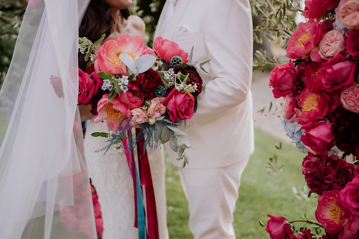 modernes Hochzeitsfoto angeschnitten Brautpaar mit Boho Brautstrauß aus Pfingstrosen und Eukalyptus - Hochzeitsfotografin aus Berlin auf eleganter Gartenhochzeit in Hochzeitslocation Potsdam am Wasser im Gut Schloss Golm während Corona Pandemie © www.hochzeitslicht.de #hochzeitslicht