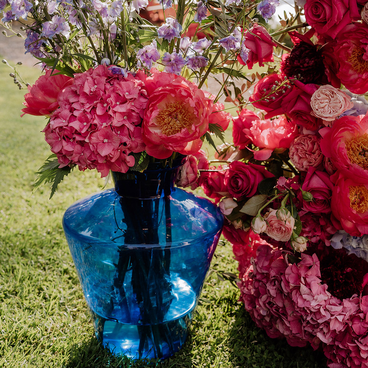 Hochzeitsblumen pinke Pfingstrosen und Hortensien in blauer Vase von Hochzeitsfotografin aus Berlin bei Gartenhochzeit in Hochzeitslocation Potsdam am Wasser im Gut Schloss Golm © www.hochzeitslicht.de #hochzeitslicht