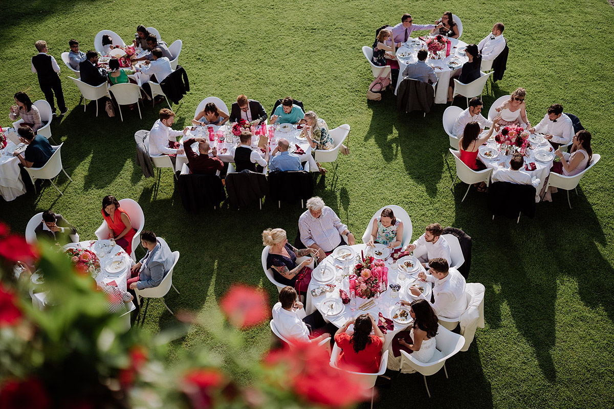 Idee Gruppenfoto Gäste beim Essen von oben - Hochzeitsfotografin aus Berlin auf eleganter Gartenhochzeit in Hochzeitslocation Potsdam am Wasser im Gut Schloss Golm während Corona Pandemie © www.hochzeitslicht.de #hochzeitslicht