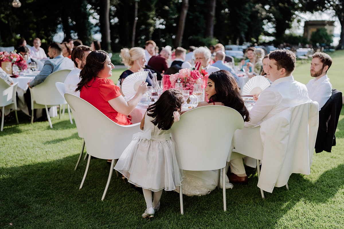 Hochzeitsfeier draußen - Hochzeitsfotografin aus Berlin auf eleganter Gartenhochzeit in Hochzeitslocation Potsdam am Wasser im Gut Schloss Golm während Corona Pandemie © www.hochzeitslicht.de #hochzeitslicht