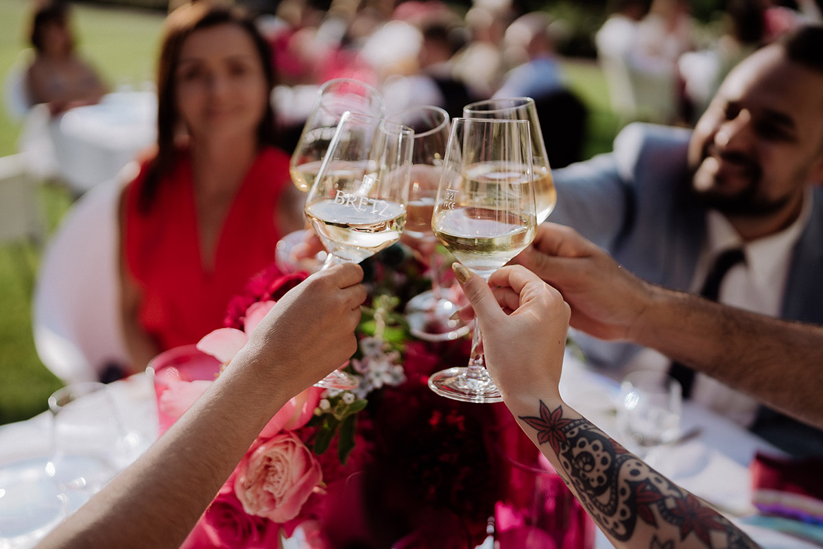 Sektempfang Hochzeit - Hochzeitsfotografin aus Berlin auf eleganter Gartenhochzeit in Hochzeitslocation Potsdam am Wasser im Gut Schloss Golm während Corona Pandemie © www.hochzeitslicht.de #hochzeitslicht