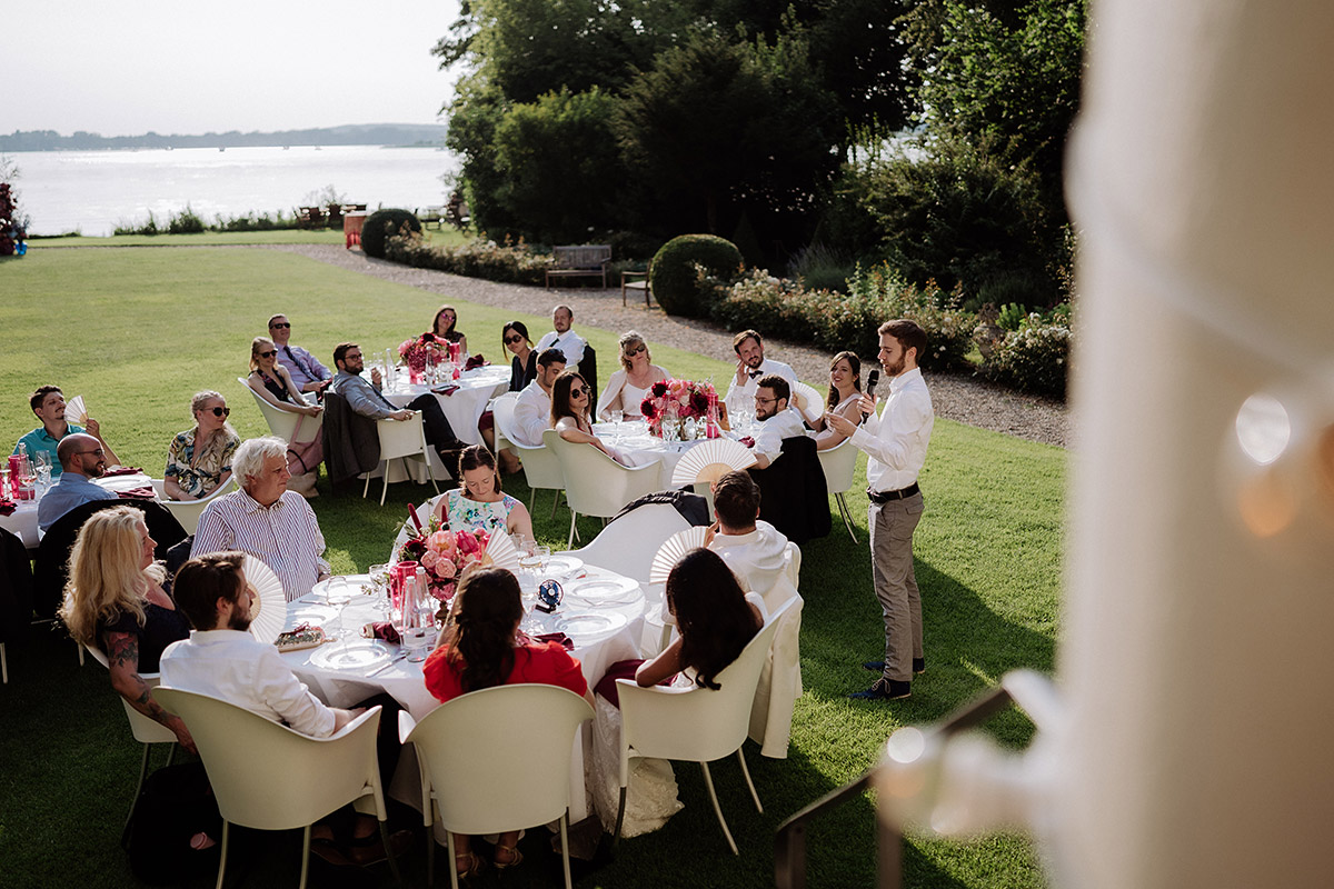 Hochzeitsfeier am Wasser - Hochzeitsfotografin aus Berlin auf eleganter Gartenhochzeit in Hochzeitslocation Potsdam am Wasser im Gut Schloss Golm während Corona Pandemie © www.hochzeitslicht.de #hochzeitslicht