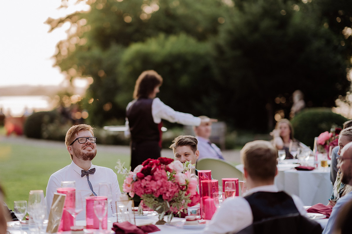 Hochzeitsfotografin aus Berlin auf eleganter Gartenhochzeit in Hochzeitslocation Potsdam am Wasser im Gut Schloss Golm während Corona Pandemie © www.hochzeitslicht.de #hochzeitslicht