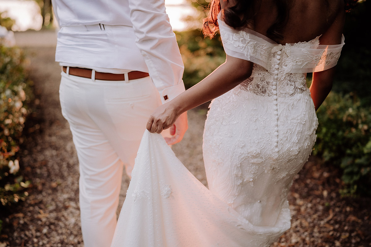 Brautkleid Pronovias mit tiefem Rückenausschnitt, schulterfrei, Spitze und Knöpfen am Rücken - Hochzeitsfotografin aus Berlin auf eleganter Gartenhochzeit in Hochzeitslocation Potsdam am Wasser im Gut Schloss Golm während Corona Pandemie © www.hochzeitslicht.de #hochzeitslicht