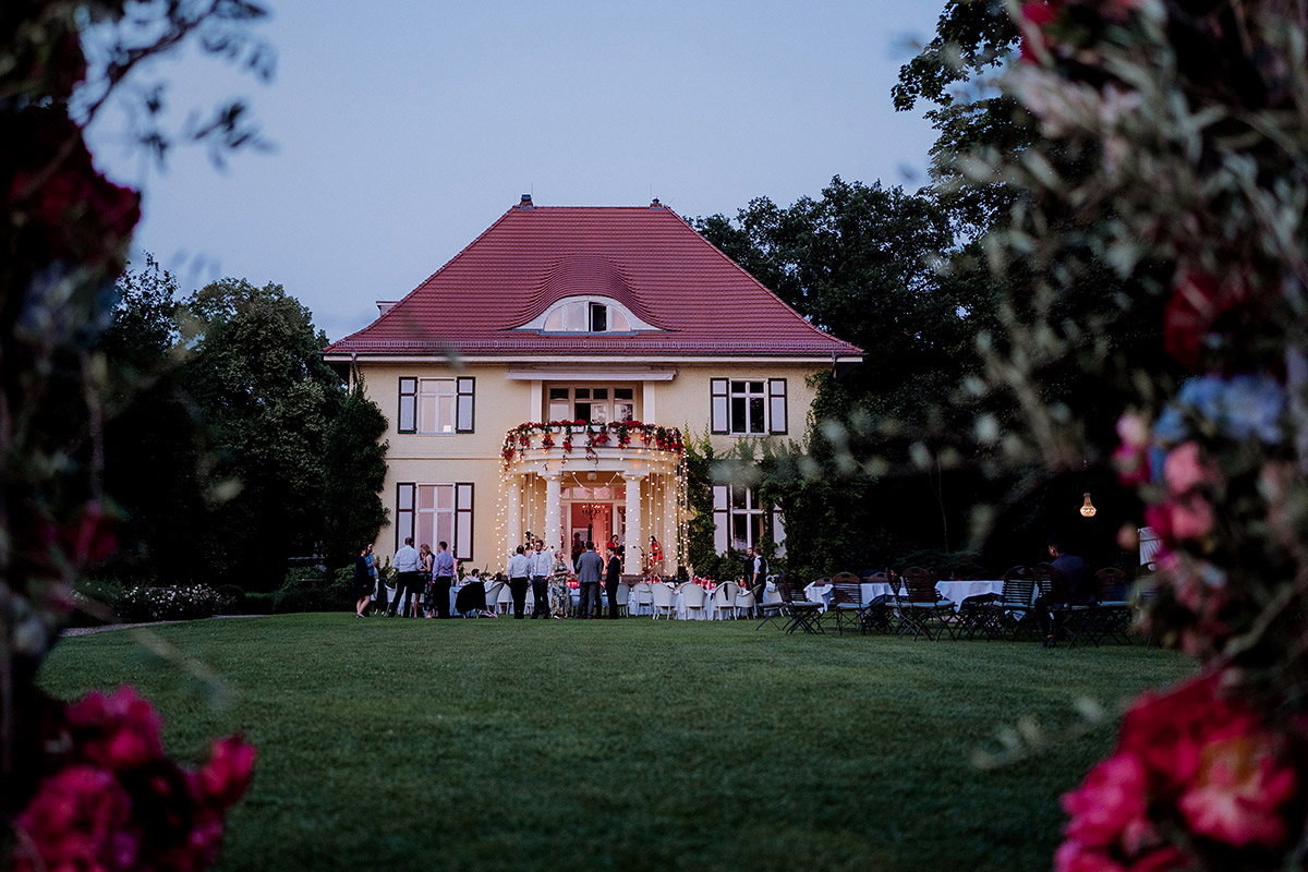 Gut Schloss Golm Hochzeitsfeier im Garten - Hochzeitsfotografin aus Berlin auf eleganter Gartenhochzeit in Hochzeitslocation Potsdam am Wasser im Gut Schloss Golm während Corona Pandemie © www.hochzeitslicht.de #hochzeitslicht