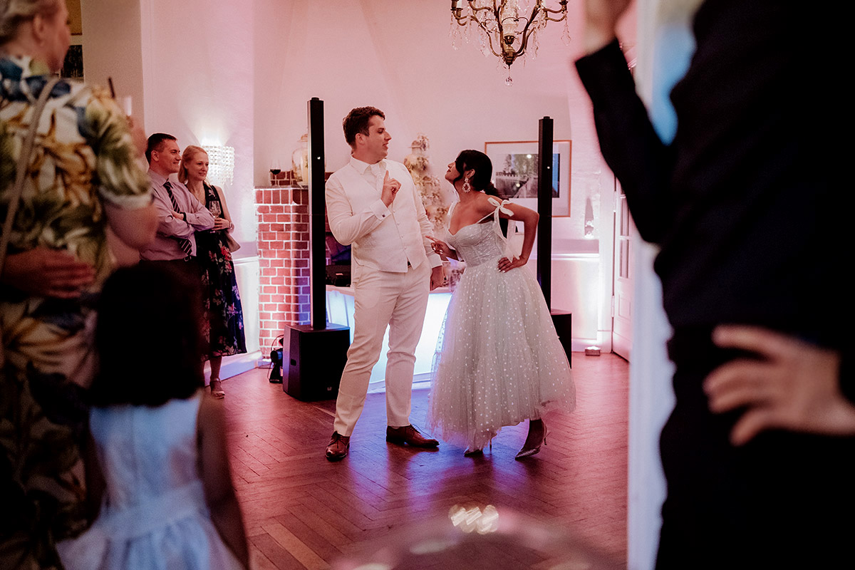 Eröffnungstanz Brautpaar - Hochzeitsfotografin aus Berlin auf eleganter Gartenhochzeit in Hochzeitslocation Potsdam am Wasser im Gut Schloss Golm während Corona Pandemie © www.hochzeitslicht.de #hochzeitslicht