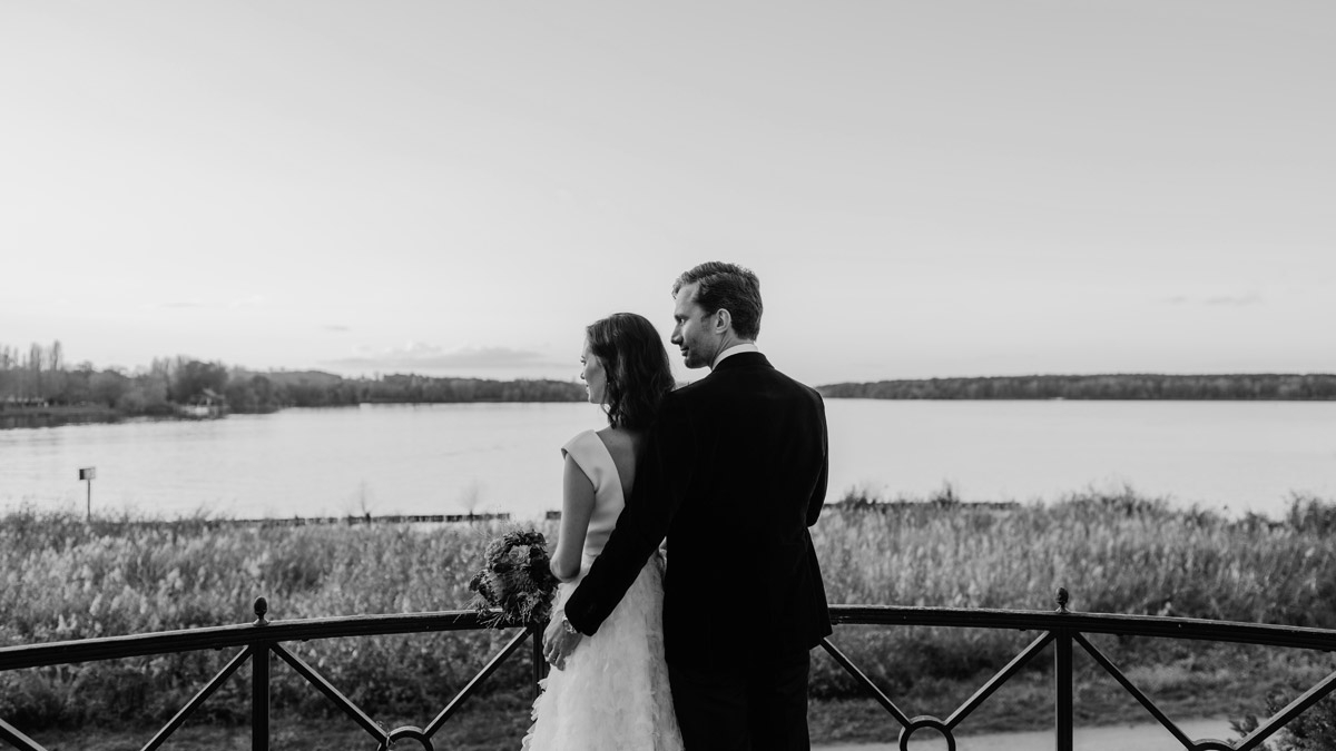 bei Potsdam Hochzeit blickt Paar auf Wasser