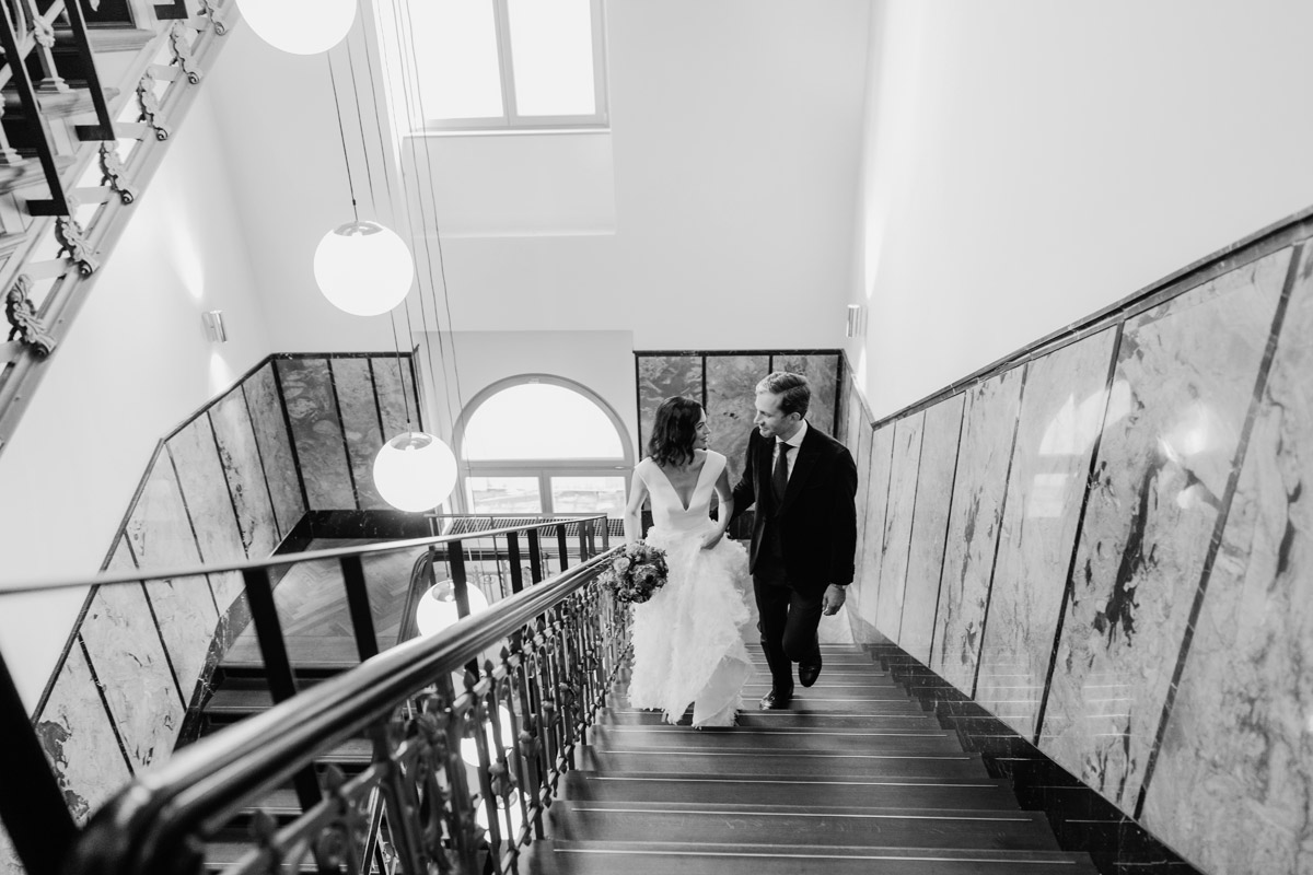 Hotel de Rome Flur mit Hochzeitspaar das die Treppen steigt