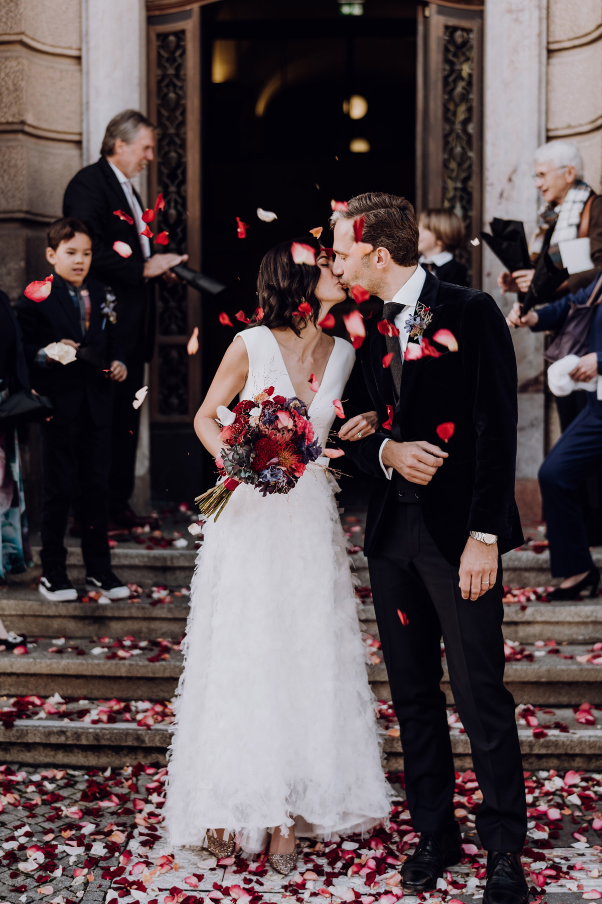 Standesamt Potsdam Hochzeit Idee: Nach der standesamtlichen Trauung im Rathaus stellten sich die Gäste im Spalier auf und warfen Rosenblütenblätter auf das frisch verheiratete Paar. Für mehr Ideen von dieser Hochzeit klicke den Link im Pin unten links. © www.hochzeitslicht.de #hochzeitslicht