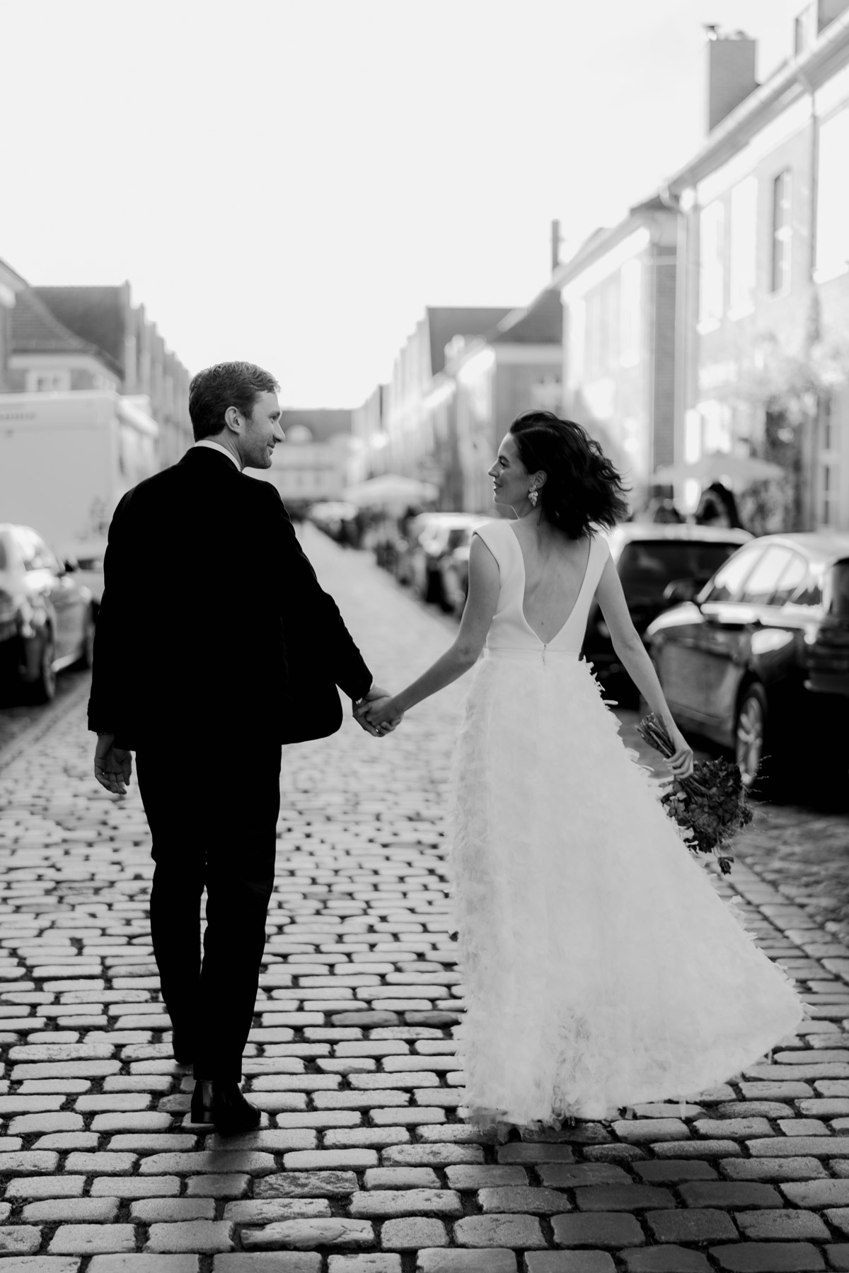 Standesamt Potsdam Hochzeitsfotografin: Eine Straße bietet oft einen tollen Hintergrund für moderne Hochzeitsfotos mit Fashion Flair. Im Blog von © www.hochzeitslicht.de #hochzeitslicht findest du mehr Ideen zum Pinnen.