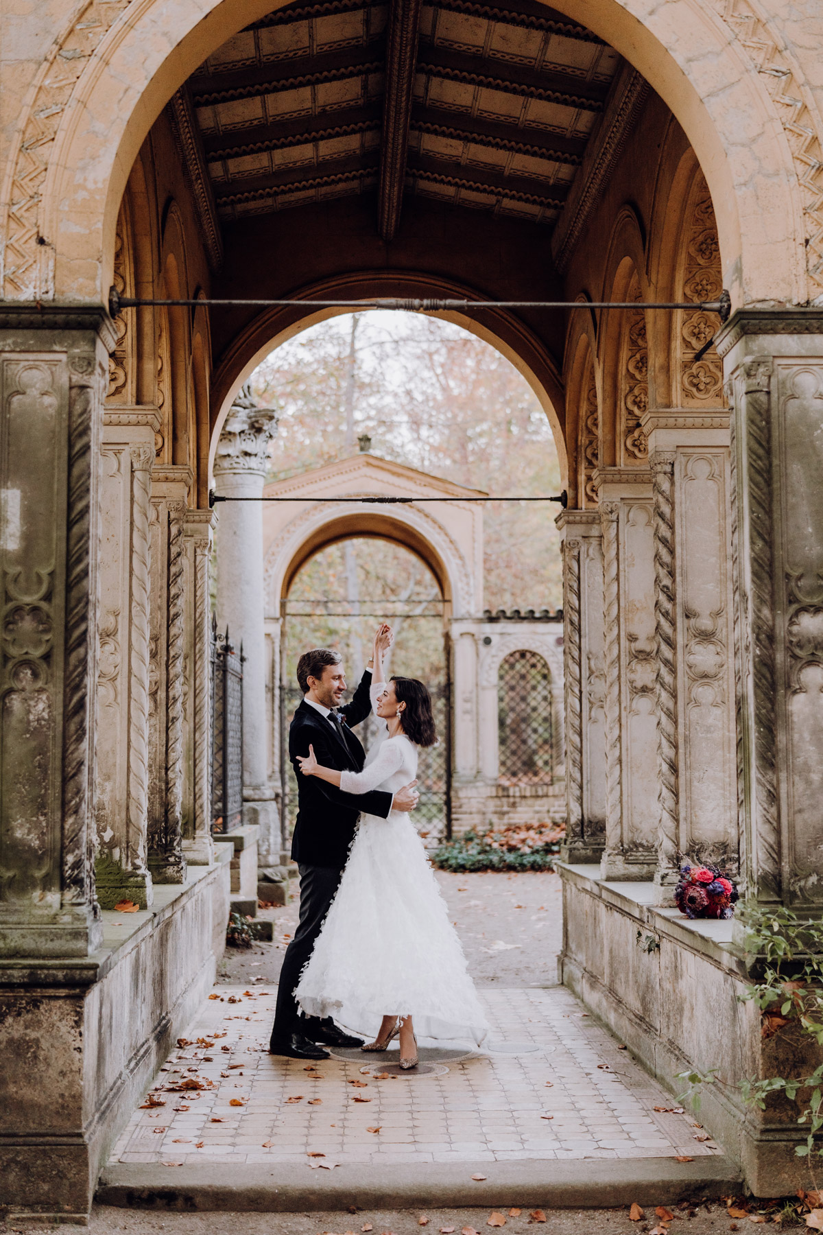 Hochzeitsfoto Idee: Nach der Hochzeit im Standesamt Potsdam nutzte die Hochzeitsfotografin aus Berlin die Kulisse im Park vom Schloss Glienicke. © www.hochzeitslicht.de #hochzeitslicht