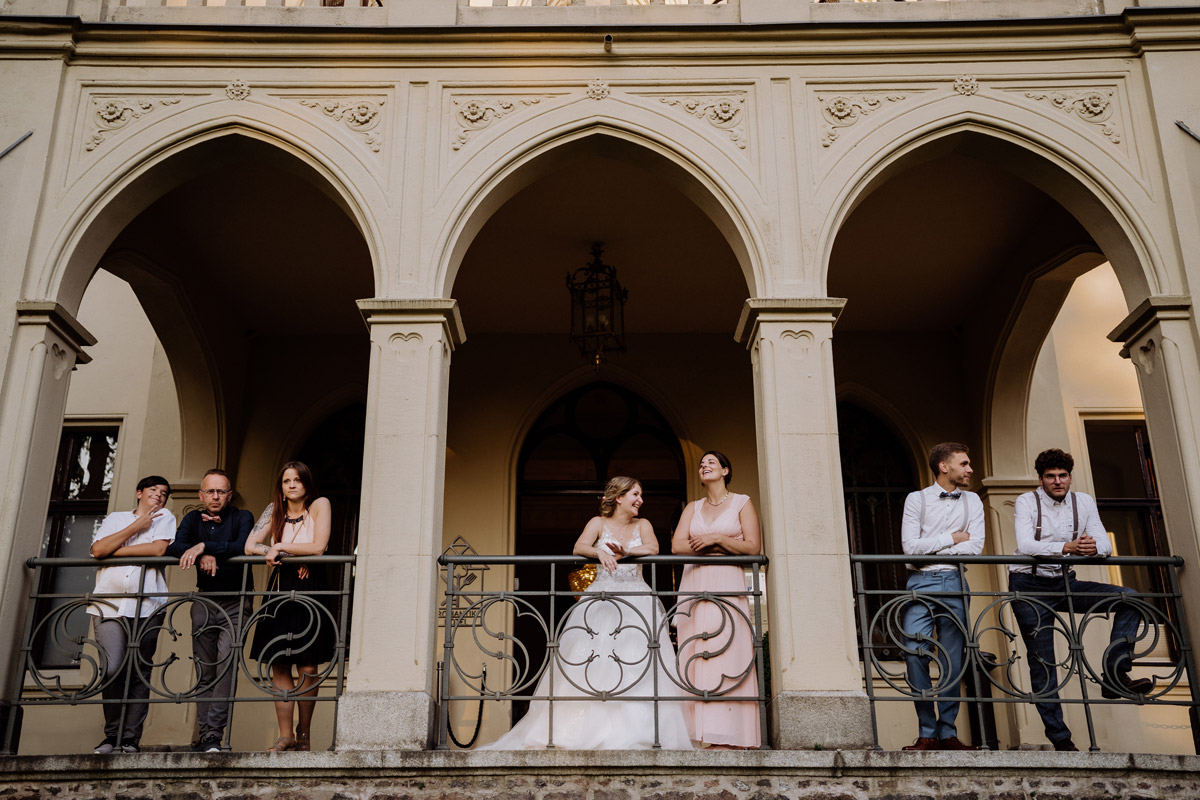 Hochzeitsgäste am Eingang vom Schloss Reichenow
