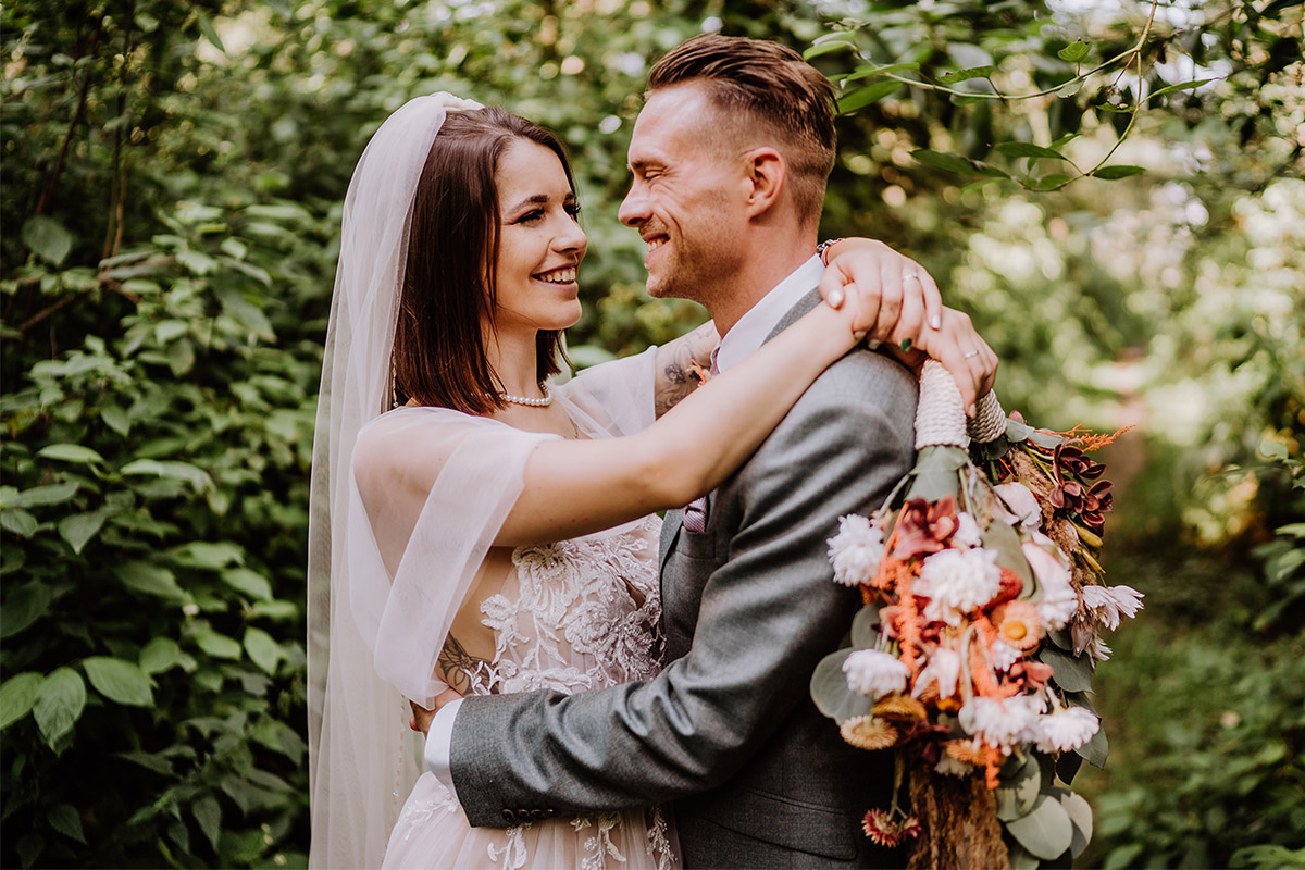 Brautpaar Fotoshooting im Wald der Seelodge Kremmen von Hochzeitsfotograf Berlin