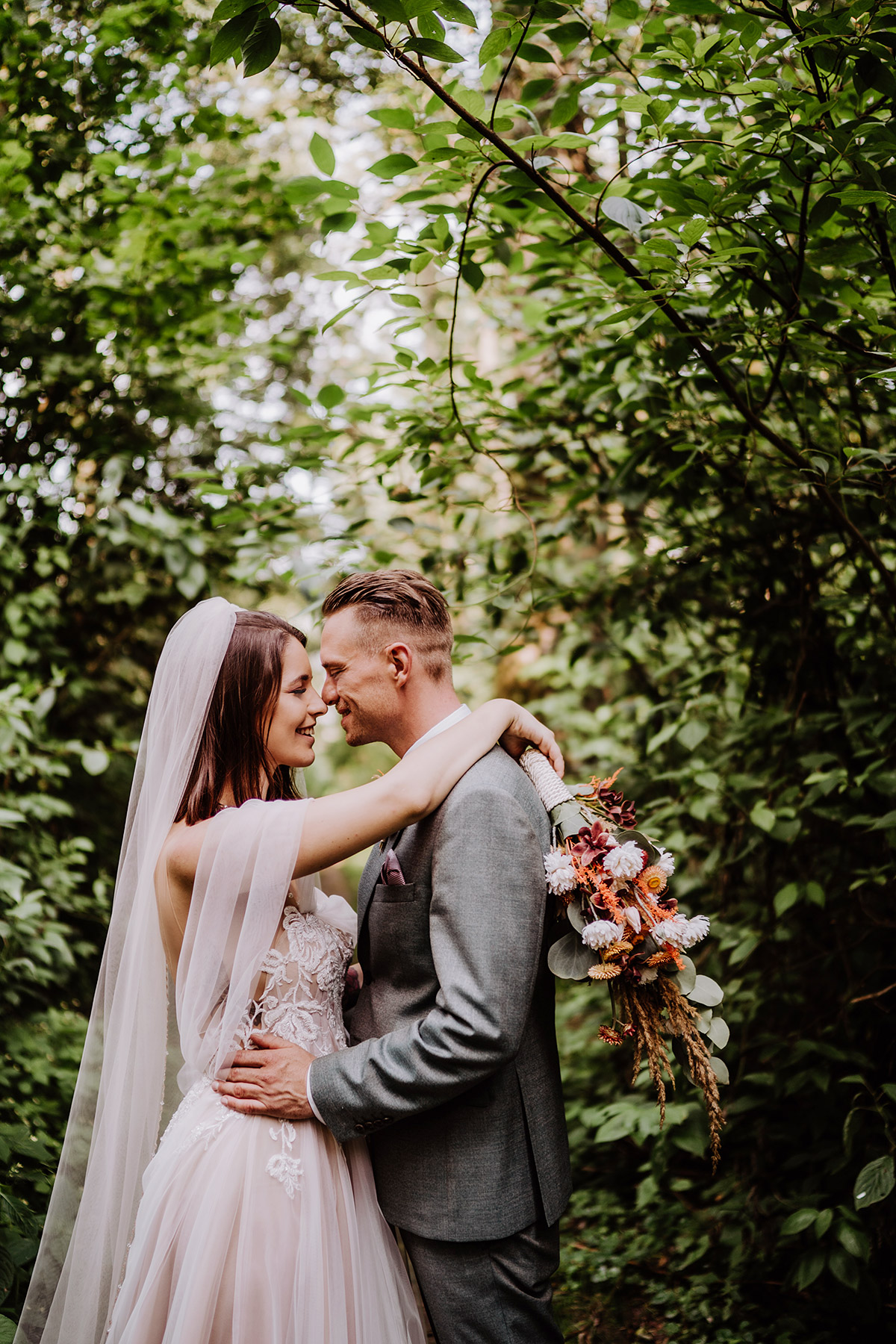 Boho Hochzeit Idee im Wald: Für das Paar-Fotoshooting sind Braut und Bräutigam kurz mit ihrer Hochzeitsfotografin in den Wald der Seelodge Kremmen verschwunden. Diese zauberhafte Hochzeit im Garten am Wasser solltest du dir im Blog ansehen. © www.hochzeitslicht.de #hochzeitslicht