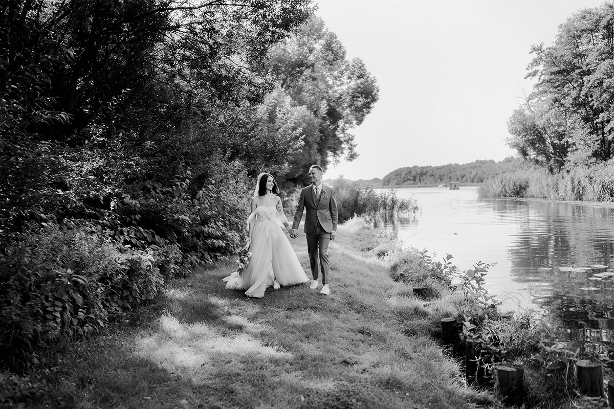 Schwarz Weiß Hochzeitsfoto in der Hochzeitslocation Seelodge Kremmen am Wasser