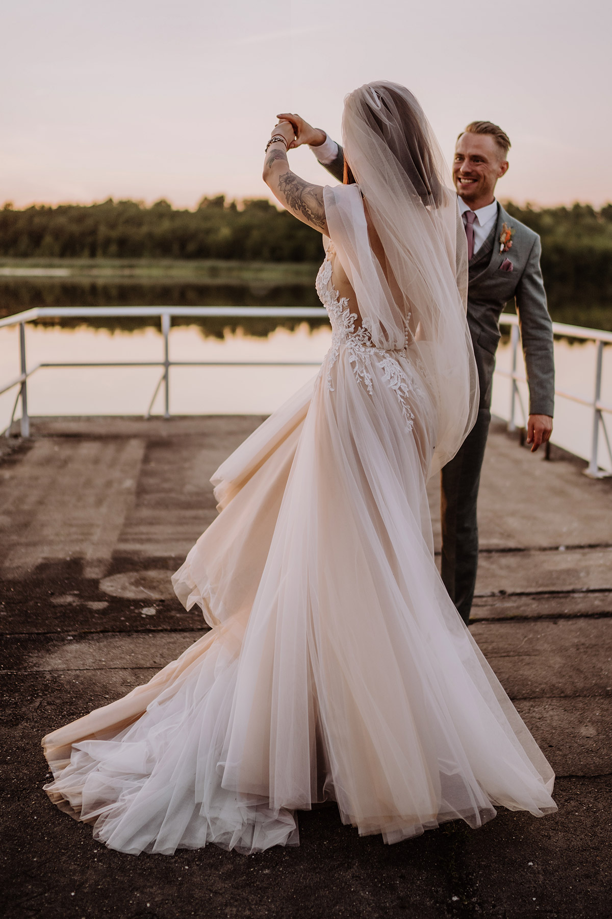 lockeres Fotoshooting Hochzeit: Der Hochzeitsfotograf aus Berlin ließ das Paar im Sonnenuntergang am Wasser tanzen. Mehr Hochzeitsfoto Ideen der Boho Traumhochzeit in der Seelodge Kremmen Hochzeitslocation in Brandenburg findest du im Blog. © www.hochzeitslicht.de #hochzeitslicht