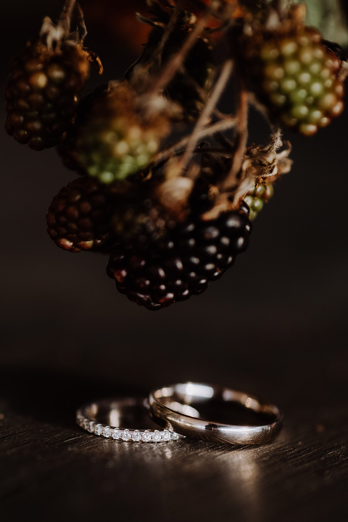 Eheringe silber mit Diamanten: Die Platin Ringe wurden kreativ auf der Boho Hochzeit mit Brombeeren kombiniert. Bist du neugierig auf den Blog? Schau bei #hochzeitslicht vorbei. © www.hochzeitslicht.de